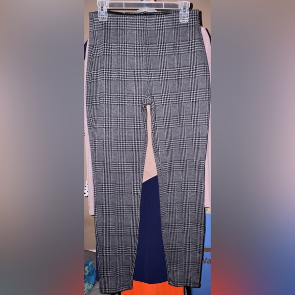 Tahari Black and Gray Plaid knitted Trousers with front Pleat - Picture 2 of 10